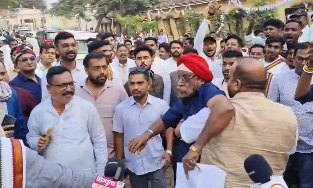 कांग्रेस के कार्यक्रम में बवाल: धमतरी में संविधान दिवस मनाने जुटे थे बड़े नेता, बाहर स्थानीय नेताओं में जमकर हुई झड़प