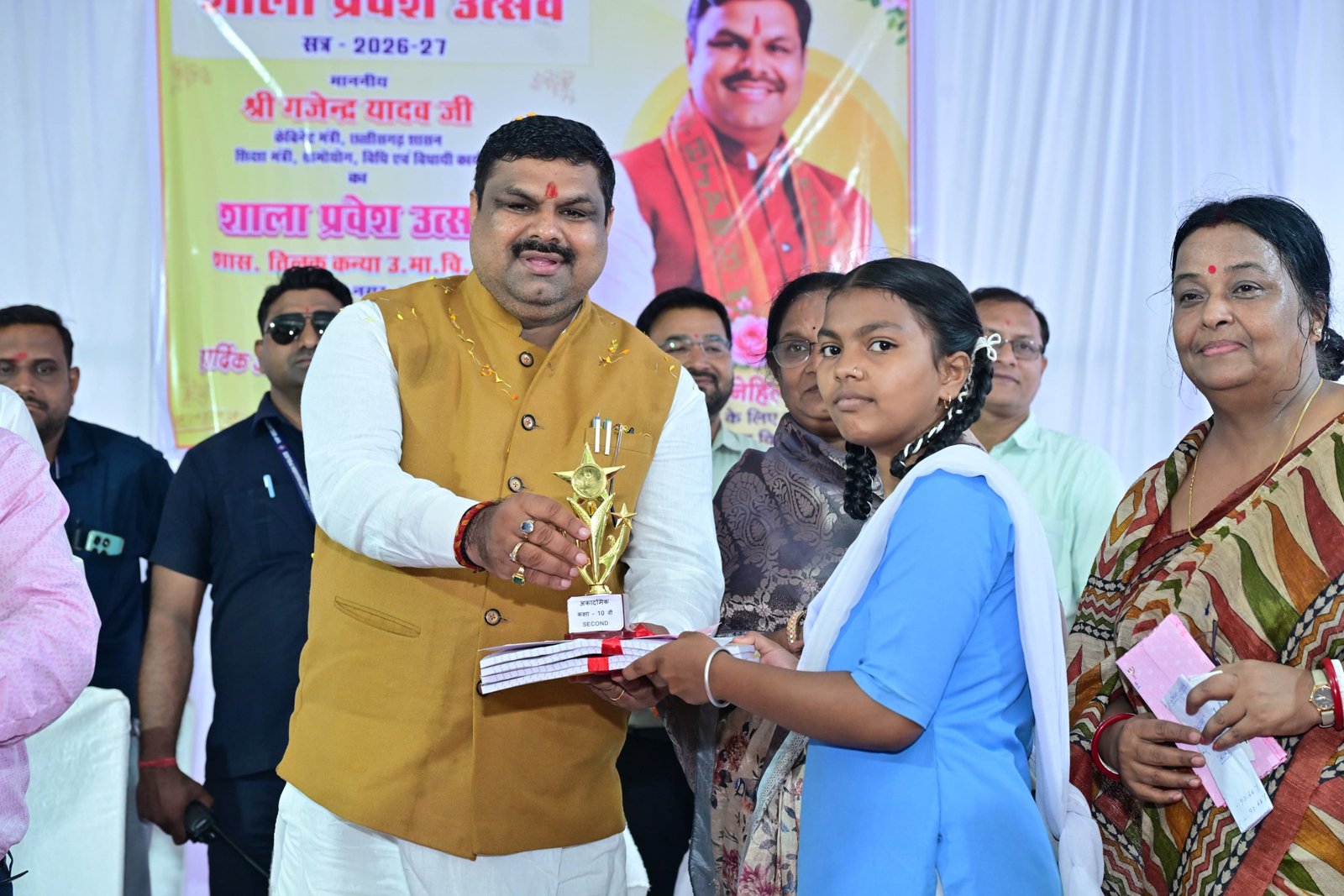 शिक्षा मंत्री गजेन्द्र यादव ने मेधावी छात्राओं का किये सम्मान, स्मार्ट क्लास का लोकार्पण एवं साइकिल वितरण