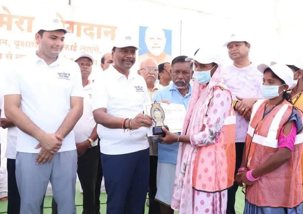 वन मंत्री केदार कश्यप ने बीजापुर के महादेव तालाब में श्रमदान कर दिया स्वच्छता का संदेश