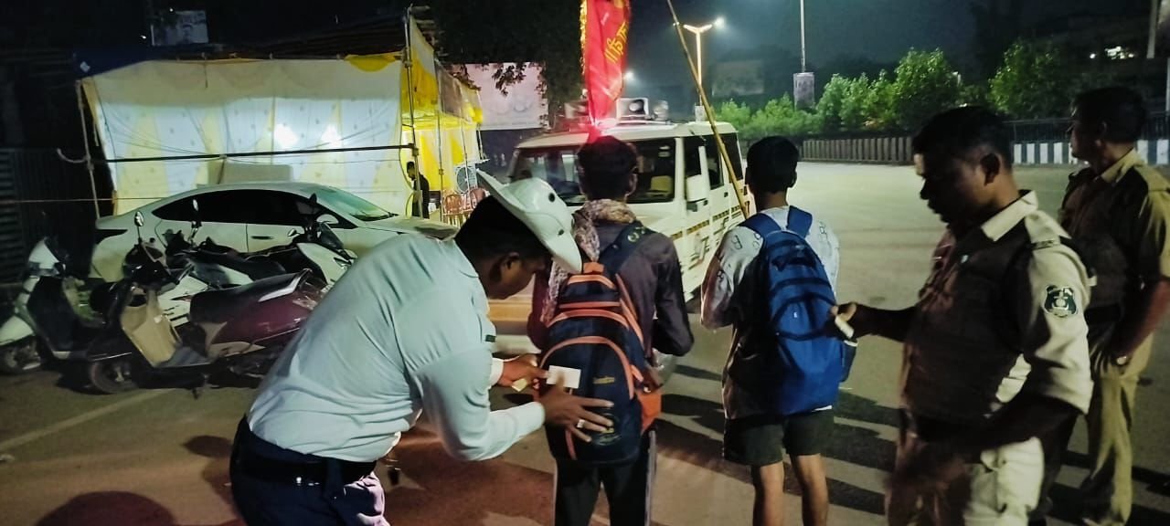 डोंगरगढ़ दर्शन हेतु जा रहे पदयात्रियों की सुरक्षा के लिए यातायात पुलिस दुर्ग की विशेष ड्यूटी