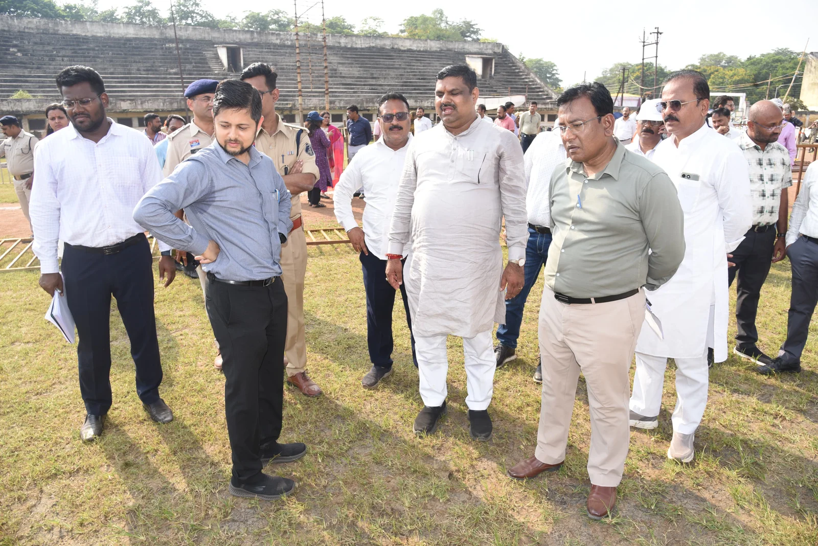 कैबिनेट मंत्री श्री यादव और कलेक्टर श्री सिंह ने किया कार्यक्रम स्थल का निरीक्षण