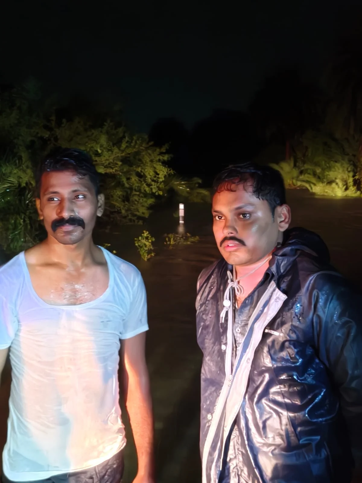 तेज बारिश के बहाव में मोटरसाइकिल सहित बहा युवक, पेड़ के सहारे फंसा; उतई पुलिस और डायल-112 ने सुरक्षित किया रेस्क्यू