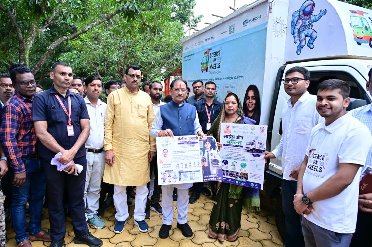 मुख्यमंत्री ने ‘साइंस ऑन व्हील्स’ को दिखाई हरी झंडी, अब स्कूलों तक पहुंचेगी प्रयोगों की चलती-फिरती विज्ञानशाला