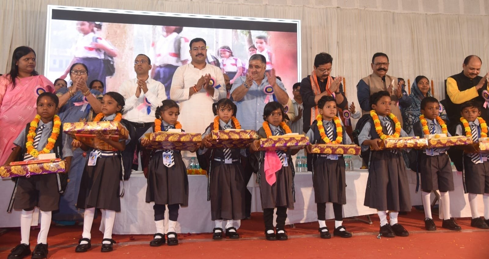 शिक्षा ही सफलता का मूल मंत्र है, कोई भी बच्चा शिक्षा से वंचित न रहे — पर्यटन मंत्री राजेश अग्रवाल