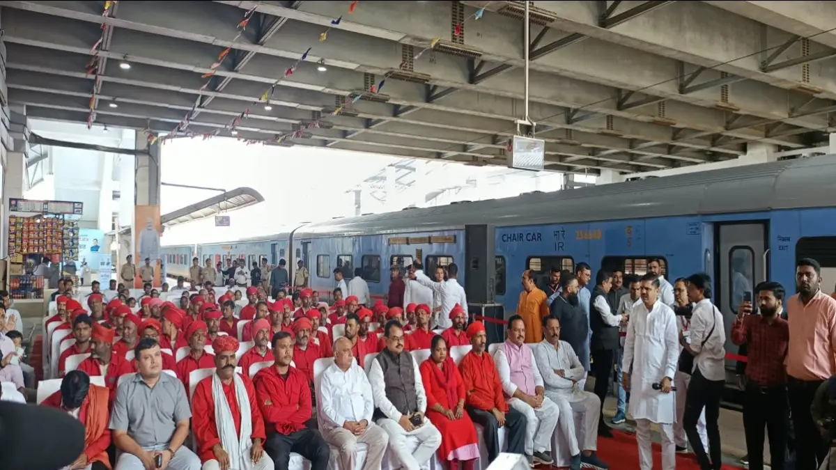सामूहिक रूप से सुनी गई रानी कमलापति स्टेशन पर मन की बात: कुलियों और यात्रियों ने सुना प्रधानमंत्री का संबोधन