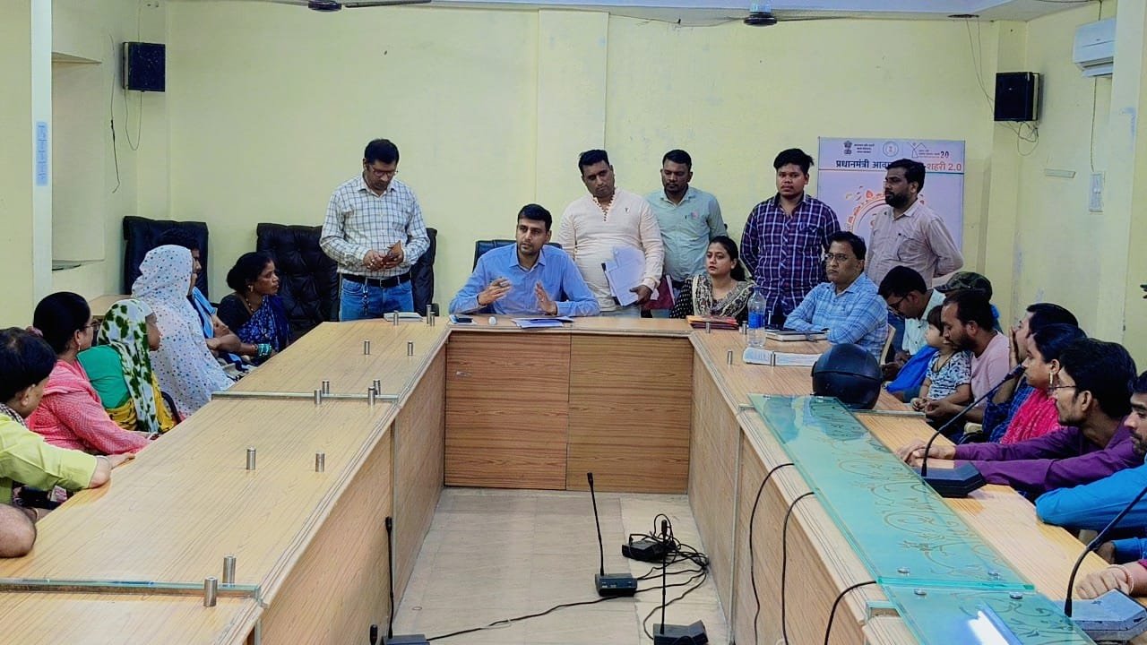 किश्त नहीं पटाने वाले हितग्राहियों से आयुक्त ने की सीधी चर्चा, शीघ्र भुगतान के लिए किया प्रेरित