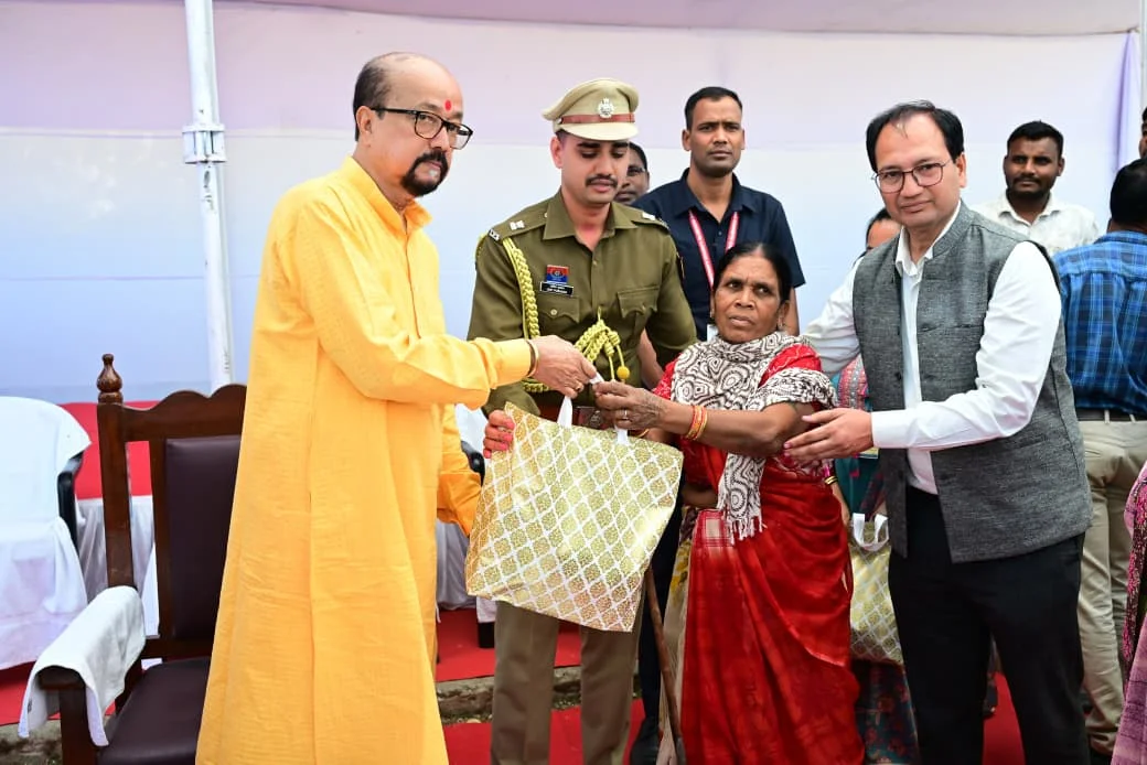 बैगा-बिरहोर आदिवासियों के गांव पहुंचे राज्यपाल, योजनाओं का जाना हाल