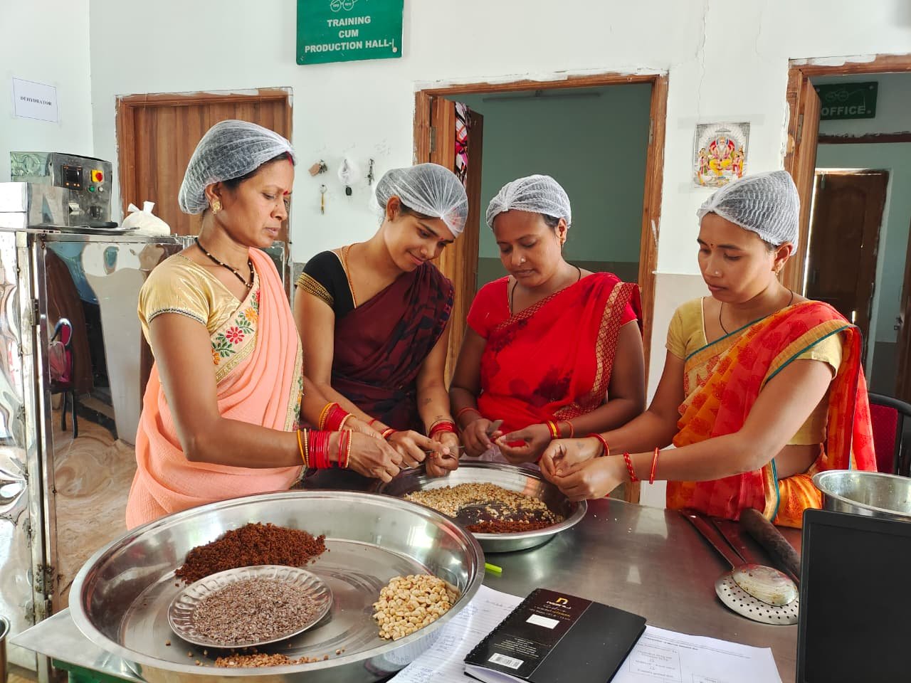 सफलता की कहानी महुआ ने बदली महिलाओं की जिंदगी वन धन योजना से मिली आत्मनिर्भरता की नई पहचान