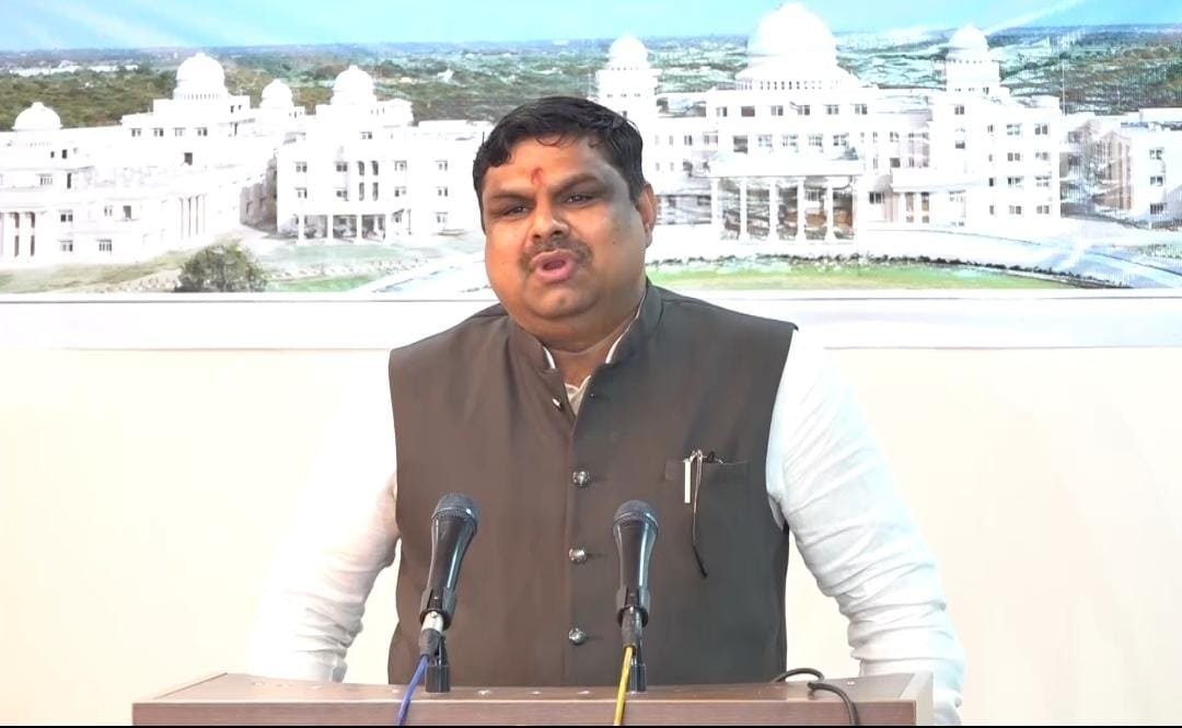 विपक्ष के सवाल पर मंत्री गजेन्द्र यादव ने सदन में दिए जवाब