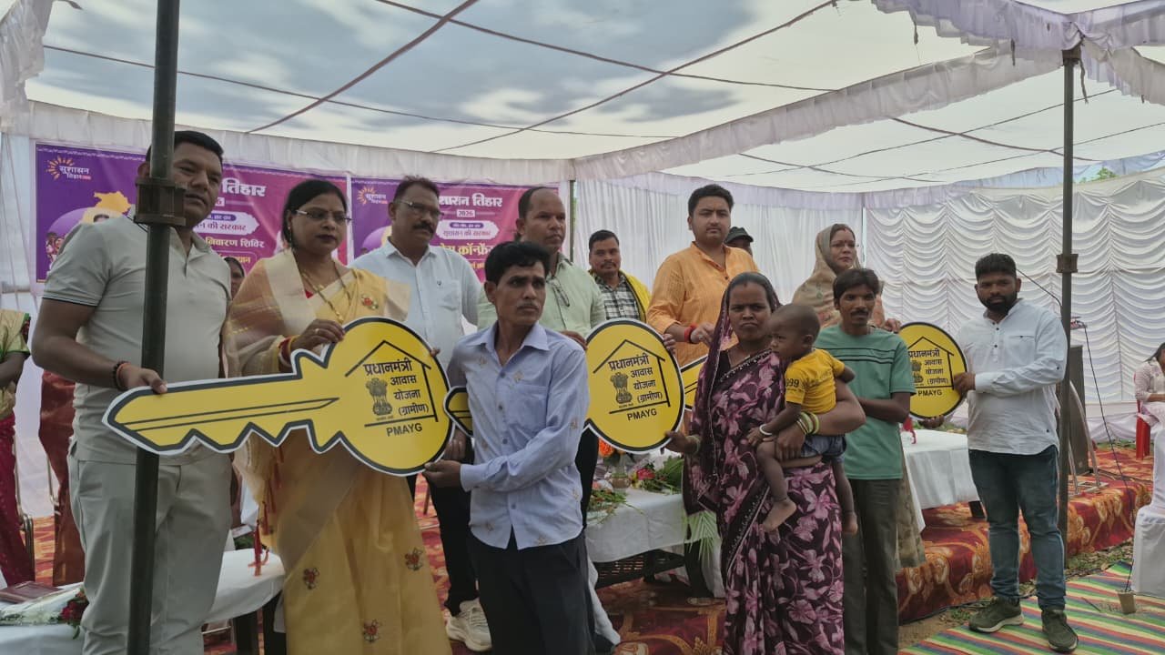 सुशासन तिहार 2026: सिमड़ा शिविर में 4 हितग्राहियों को मिली प्रधानमंत्री आवास योजना की खुशियों की चाबी