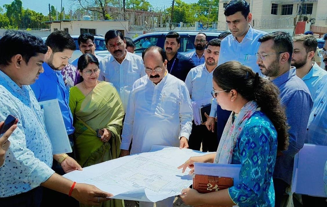 उपमुख्यमंत्री अरुण साव ने महापौर के साथ नालंदा परिसर,इंदिरा मार्केट मल्टीलेवल पार्किंग एवं एसटीपी निर्माण कार्यों का किया निरीक्षण
