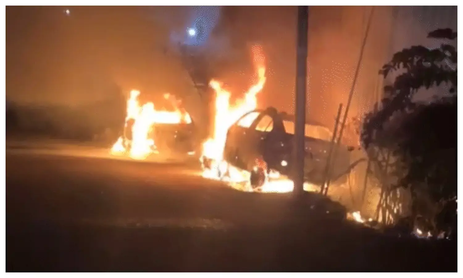 भोपाल में भीषण आग: ऑटोमोबाइल शॉप में खड़ी 7 कारें जलकर खाक, 35 लाख के नुकसान की आशंका