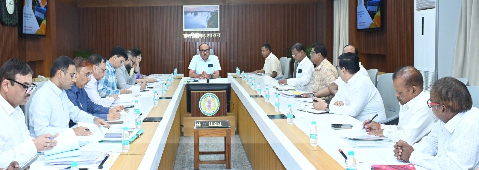 सिंचाई परियोजनाओं में लाएं तेजी, भू-अर्जन और क्लीयरेंस के कार्य शीघ्र करें पूरा मुख्य सचिव