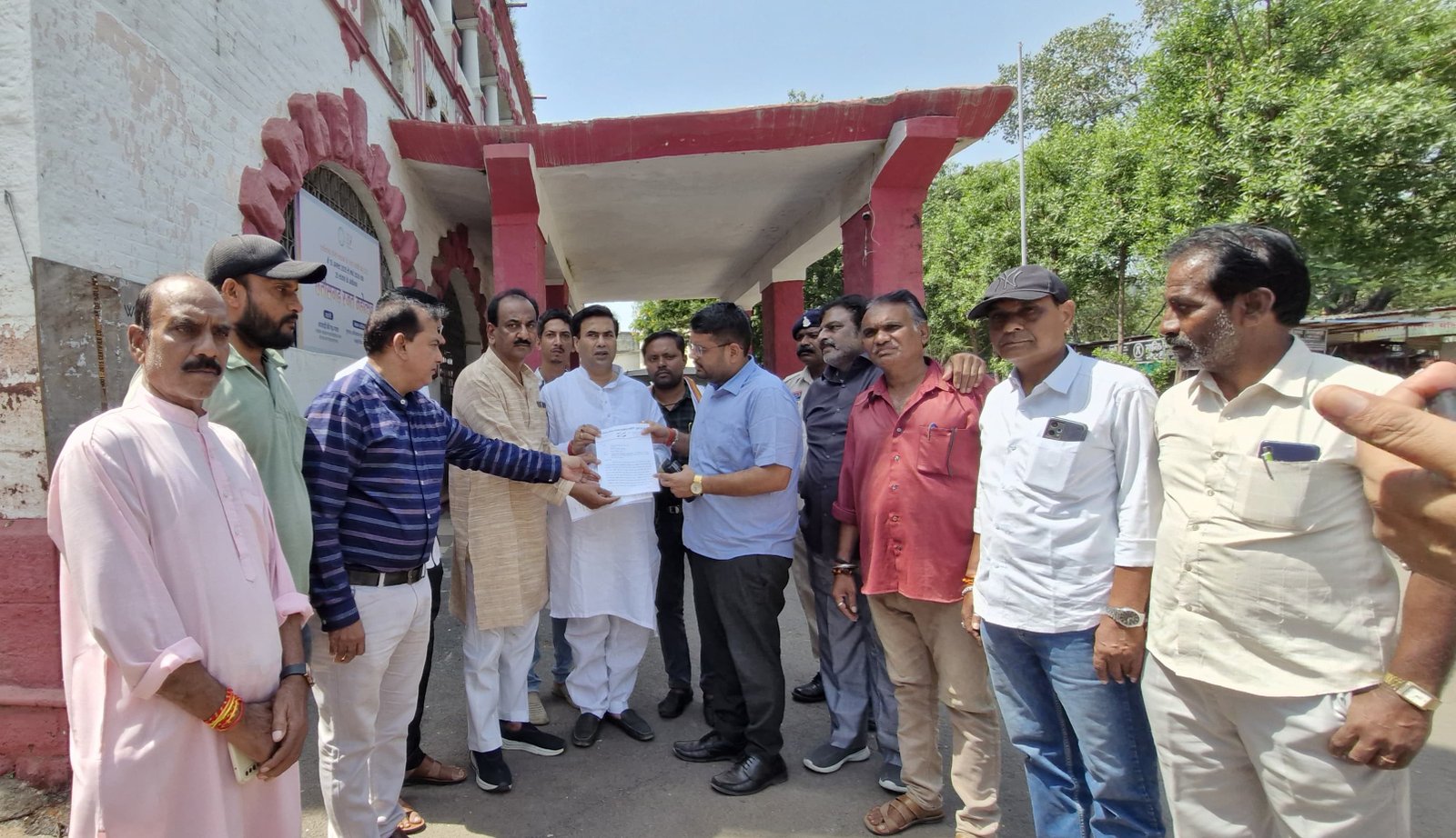 अनुदान प्राप्त कॉलेजों के रिटायर्ड प्रोफेसरों की बंद पेंशन बहाल करो - मध्य ब्लॉक कांग्रेस ने मुख्यमंत्री के नाम कलेक्टर को सौंपा ज्ञापन