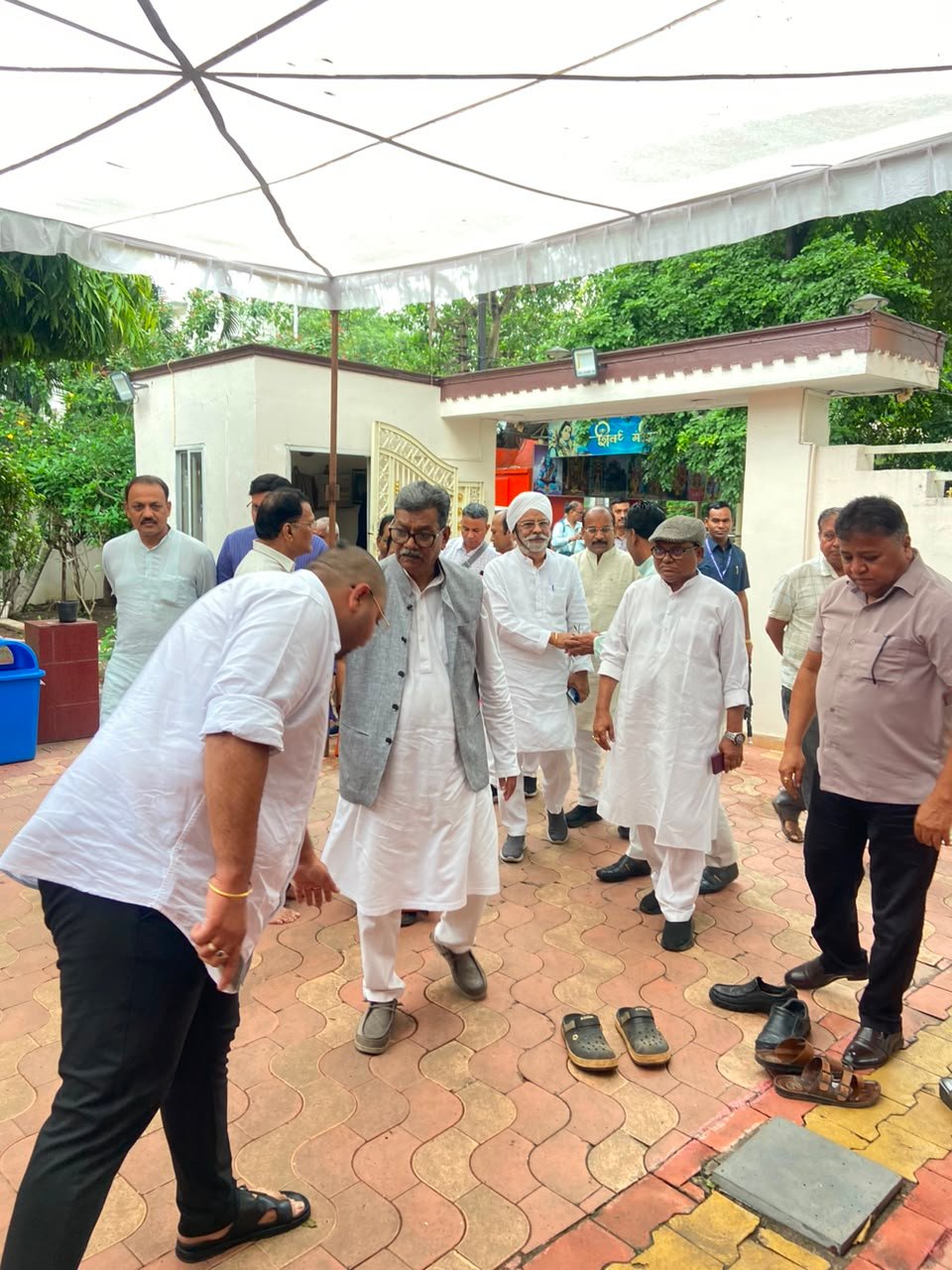 नेता प्रतिपक्ष डॉ. चरणदास महंत ने वोरा परिवार से की शोक भेंट, पूर्व मुख्यमंत्री स्व. मोतीलाल वोरा की धर्मपत्नी को दी भावभीनी श्रद्धांजलि