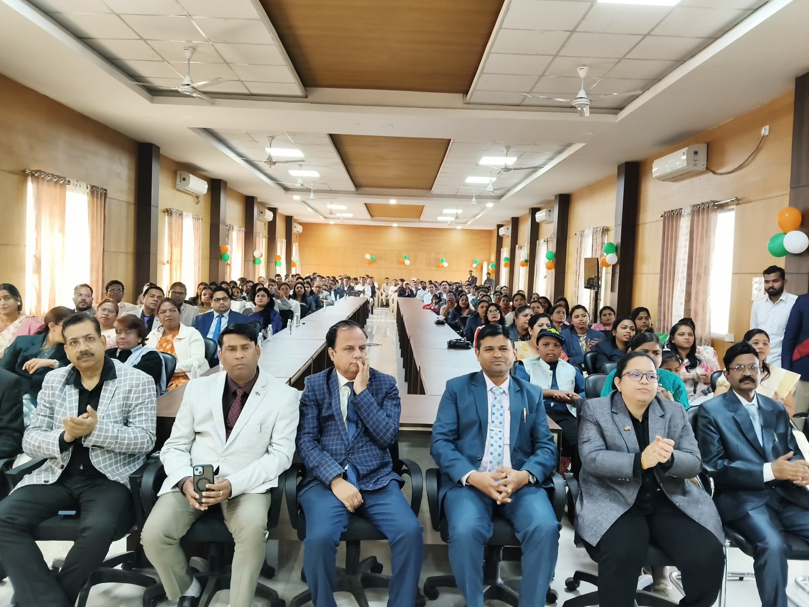 न्यायालय परिसर एवं जिला विधिक सेवा प्राधिकरण कार्यालय में गरिमामय वातावरण में ध्वजारोहण