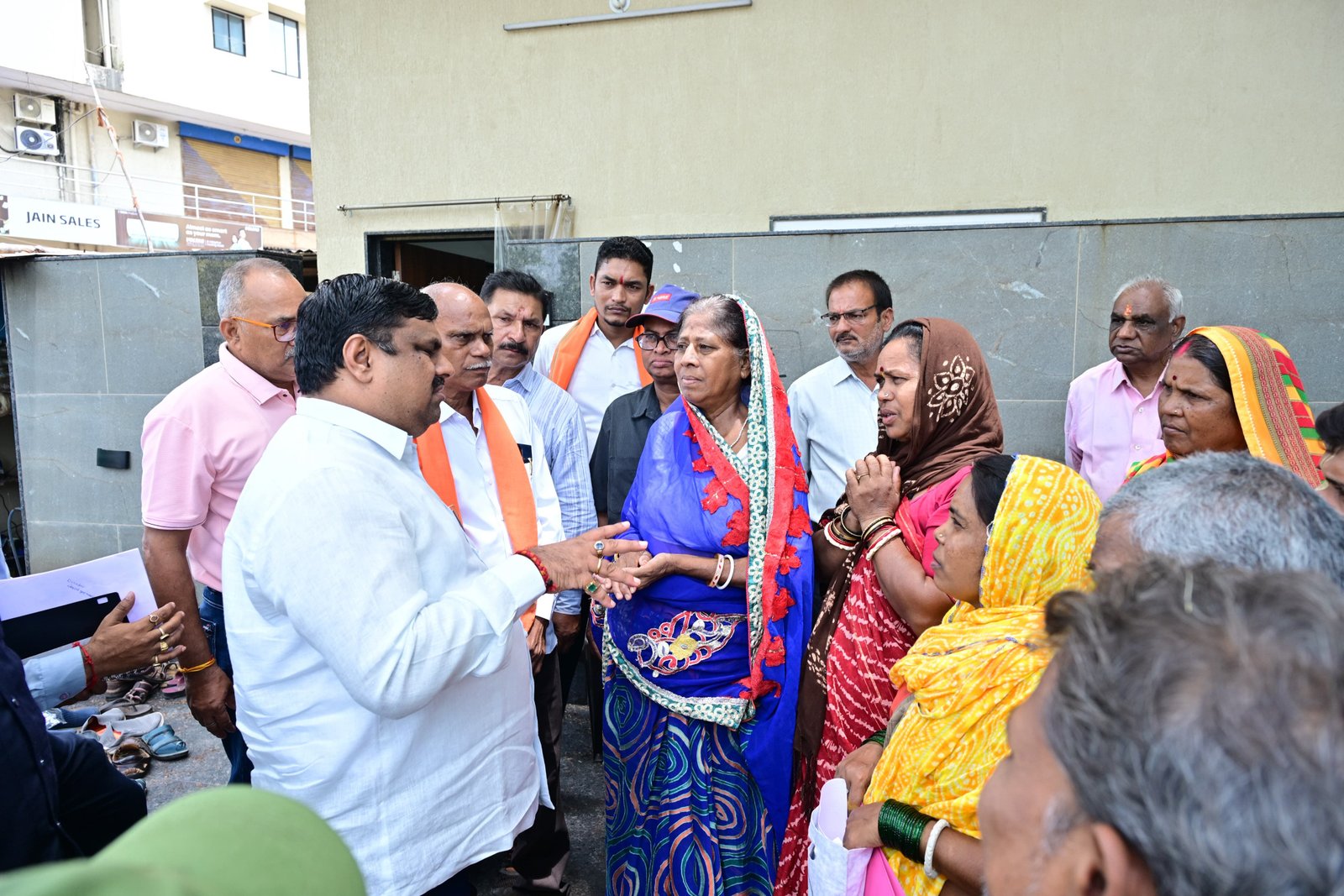 जनदर्शन में मंत्री गजेन्द्र यादव ने सुनीं आमजन की समस्याएं, त्वरित निराकरण के दिए निर्देश