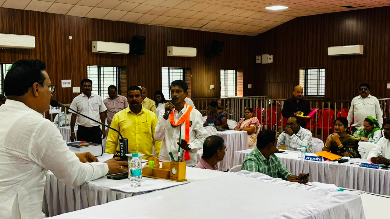 दुर्ग निगम की सामान्य सभा की बैठक में भाजपा पार्षदों ने ही महापौर अलका बाघमार को घेरा
