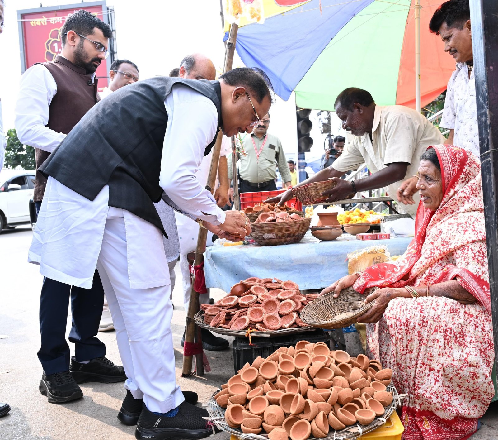 सड़क किनारे पसरे पर अचानक पहुंचे मुख्यमंत्री विष्णु देव साय, मीरा के पसरे से खरीदा ‘आशीर्वाद का दीया’