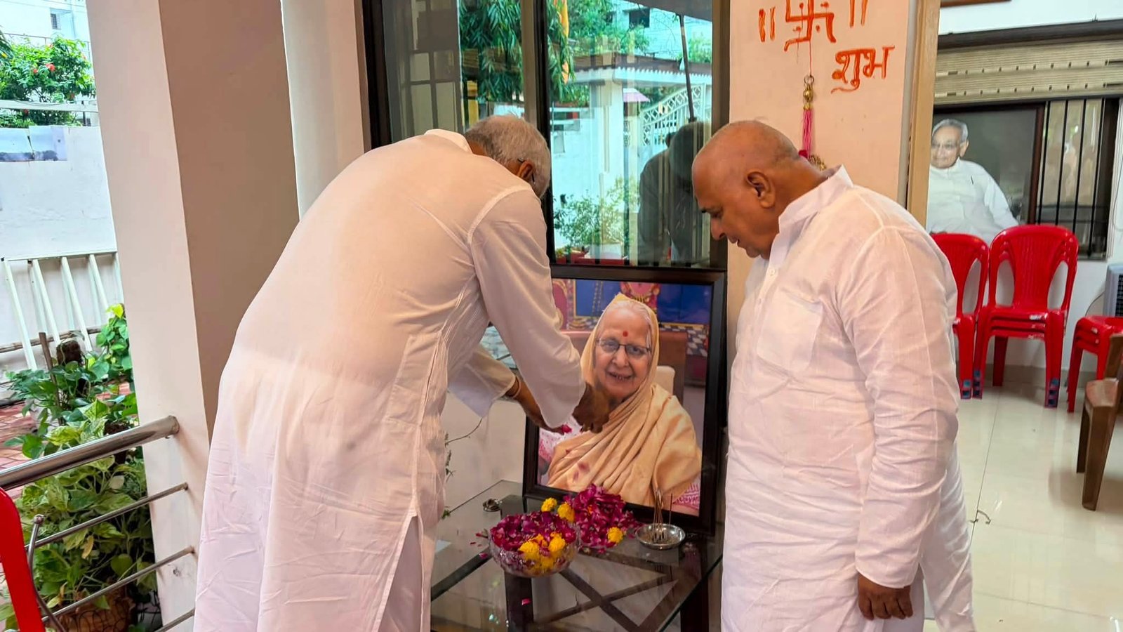 पूर्व उप मुख्यमंत्री टी.एस. सिंहदेव ने स्व. मोतीलाल वोरा की धर्मपत्नी को दी भावभीनी श्रद्धांजलि