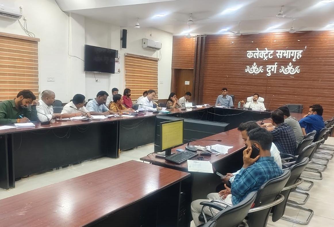 कलेक्टर ने ली नगरीय निकायों की समीक्षा बैठक, ठोस अपशिष्ट प्रबंधन नियम 2026 के सख्त पालन के निर्देश