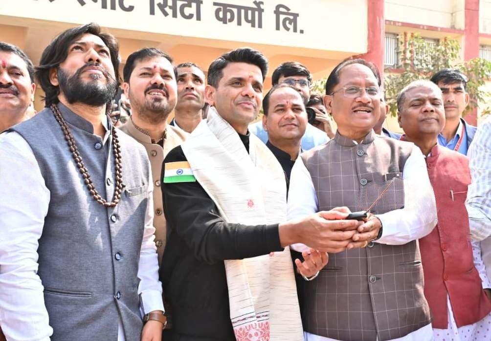 मुख्यमंत्री श्री साय और शुक्ला ने बच्चों द्वारा तैयार रॉकेट का किया सफल प्रक्षेपण