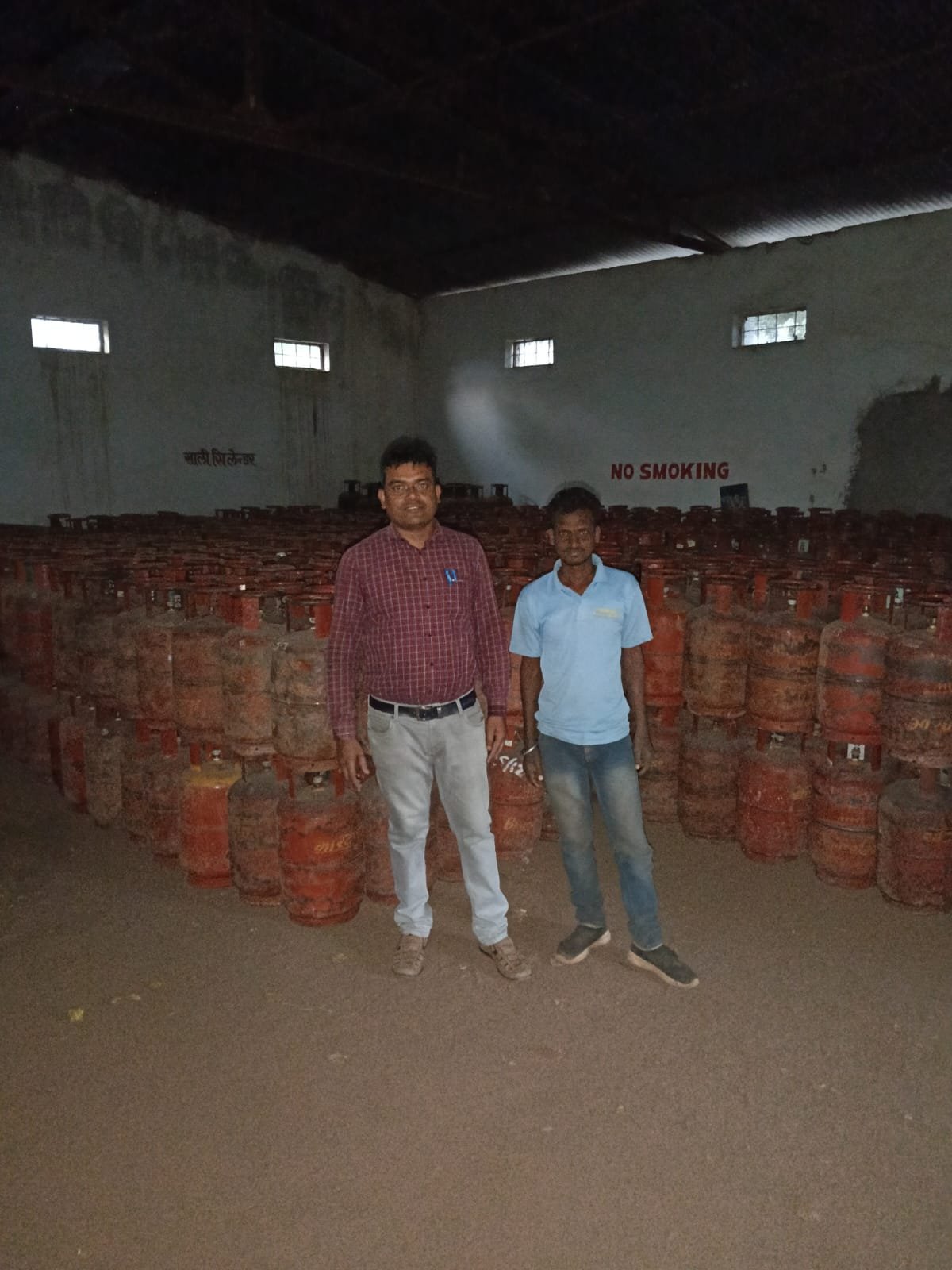 खाद्य विभाग की गोल्डन गैस एजेंसी पर बड़ी कार्रवाई भौतिक सत्यापन में गड़बड़ी पाये जाने पर सिलेंडर जप्त