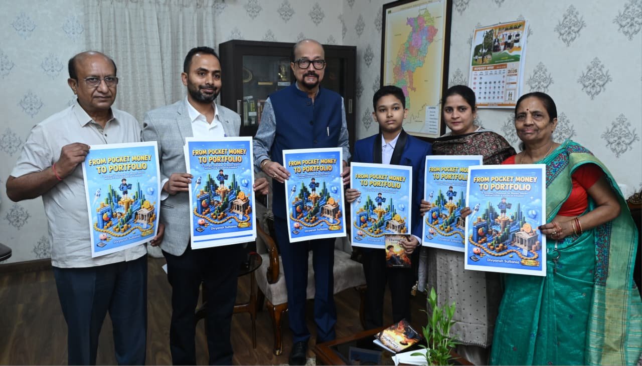राज्यपाल डेका ने 12 वर्षीय छात्र मास्टर दिव्यांश की पुस्तक ‘थॉट्स अबाउट गॉड‘ का किया विमोचन