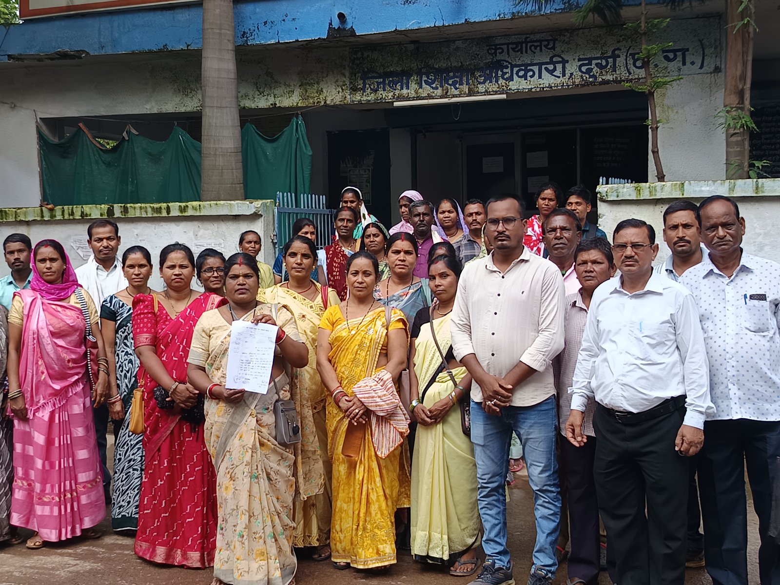 ग्रीष्मकालीन वेतन भुगतान की मांग, स्कूल सफाई कर्मचारियों ने जिला शिक्षा अधिकारी को सौंपा ज्ञापन