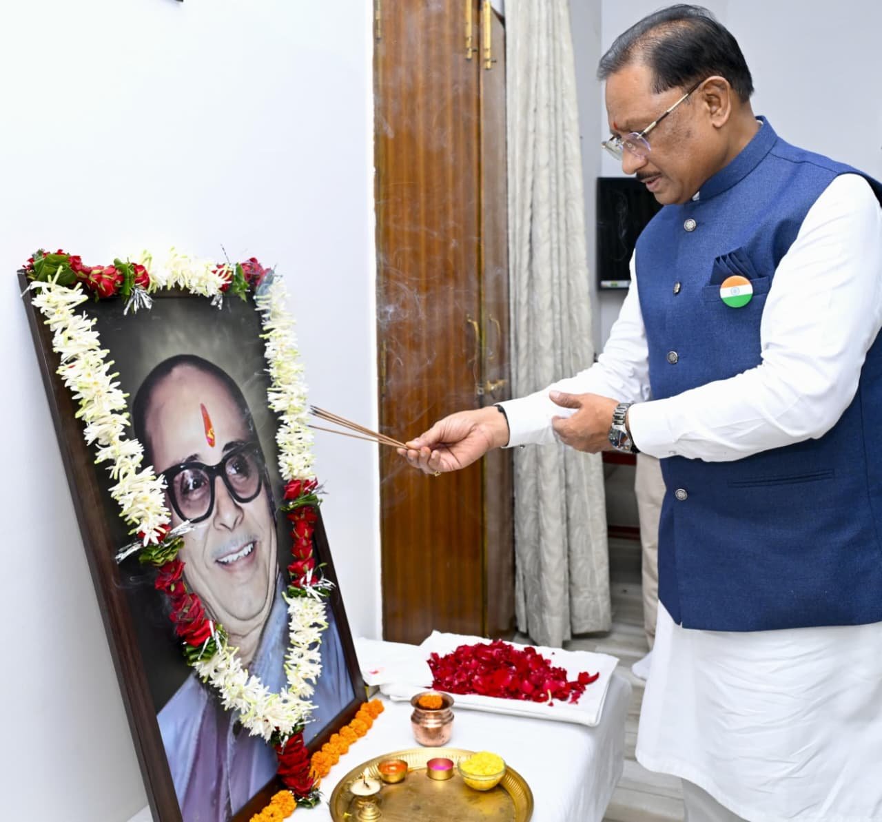 मुख्यमंत्री विष्णु देव साय ने स्वर्गीय श्री कुशाभाऊ ठाकरे की जयंती पर उन्हें किया नमन