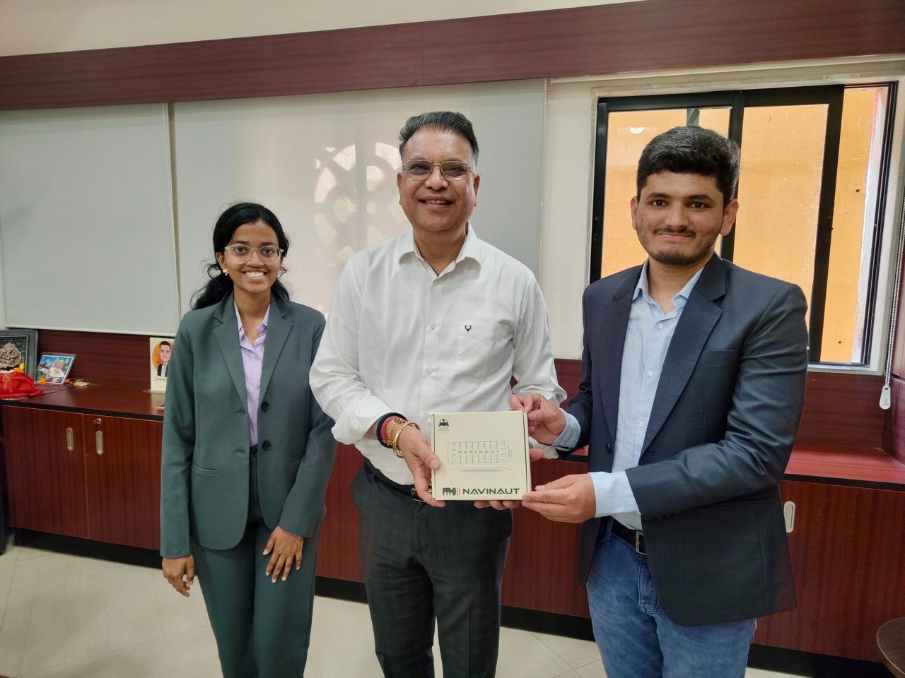 समाज कल्याण सचिव श्री भुवनेश यादव से मिले युवा इनोवेटर रवि किरण; दिव्यांगजनों के सशक्तिकरण के लिए पेश की 'Navinaut' और 'SignX' तकनीक