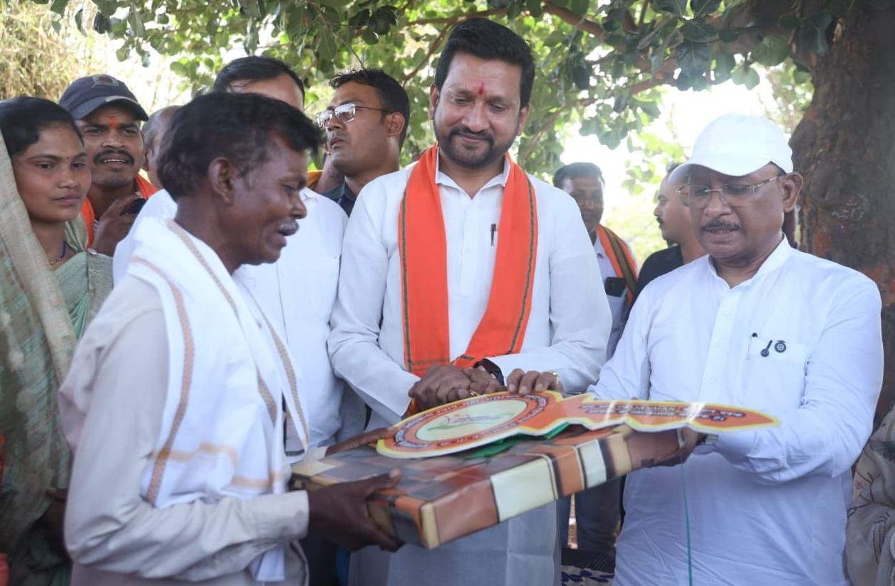 सुशासन तिहार: मुख्यमंत्री श्री विष्णु देव साय ने पीएम जनमन के हितग्राही को सौंपी खुशियों की चाबी