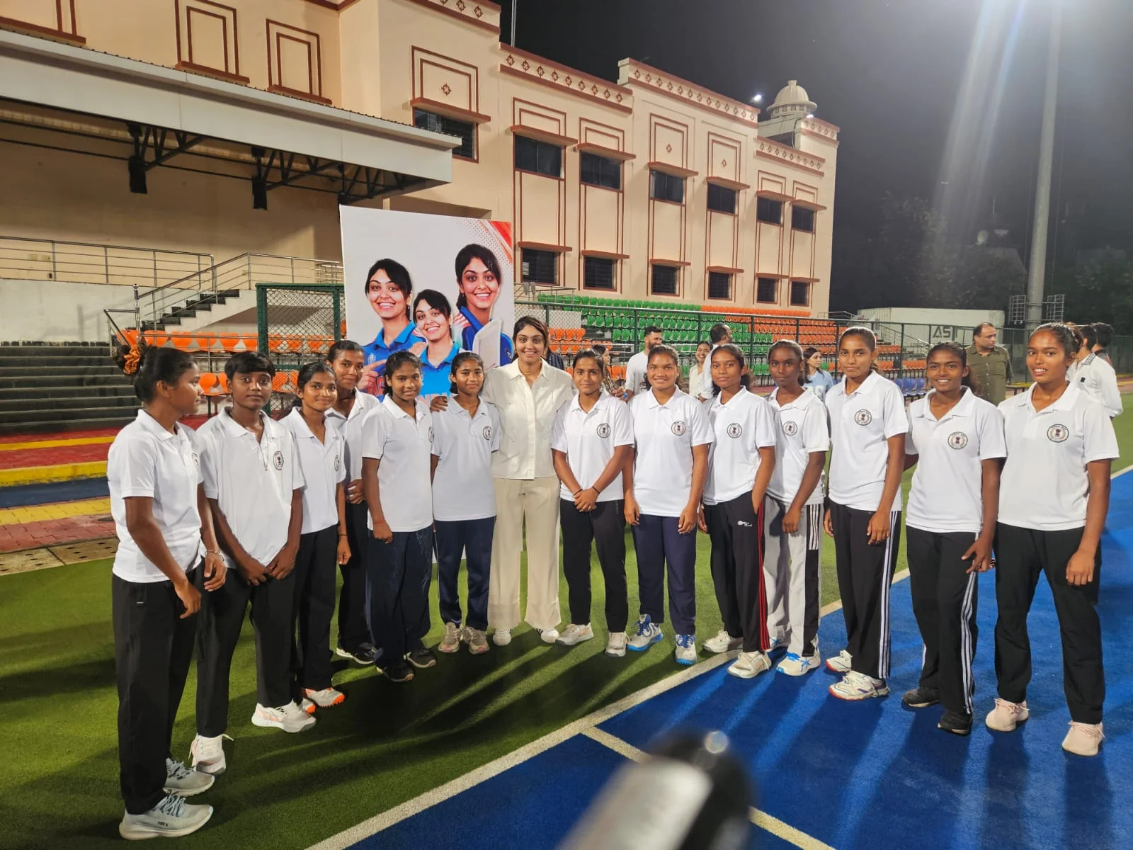 अंतरराष्ट्रीय क्रिकेटर हरलीन देओल ने हॉकी अकादमी के खिलाड़ियों से की मुलाकात, दिया मेहनत और आत्मविश्वास का मंत्र