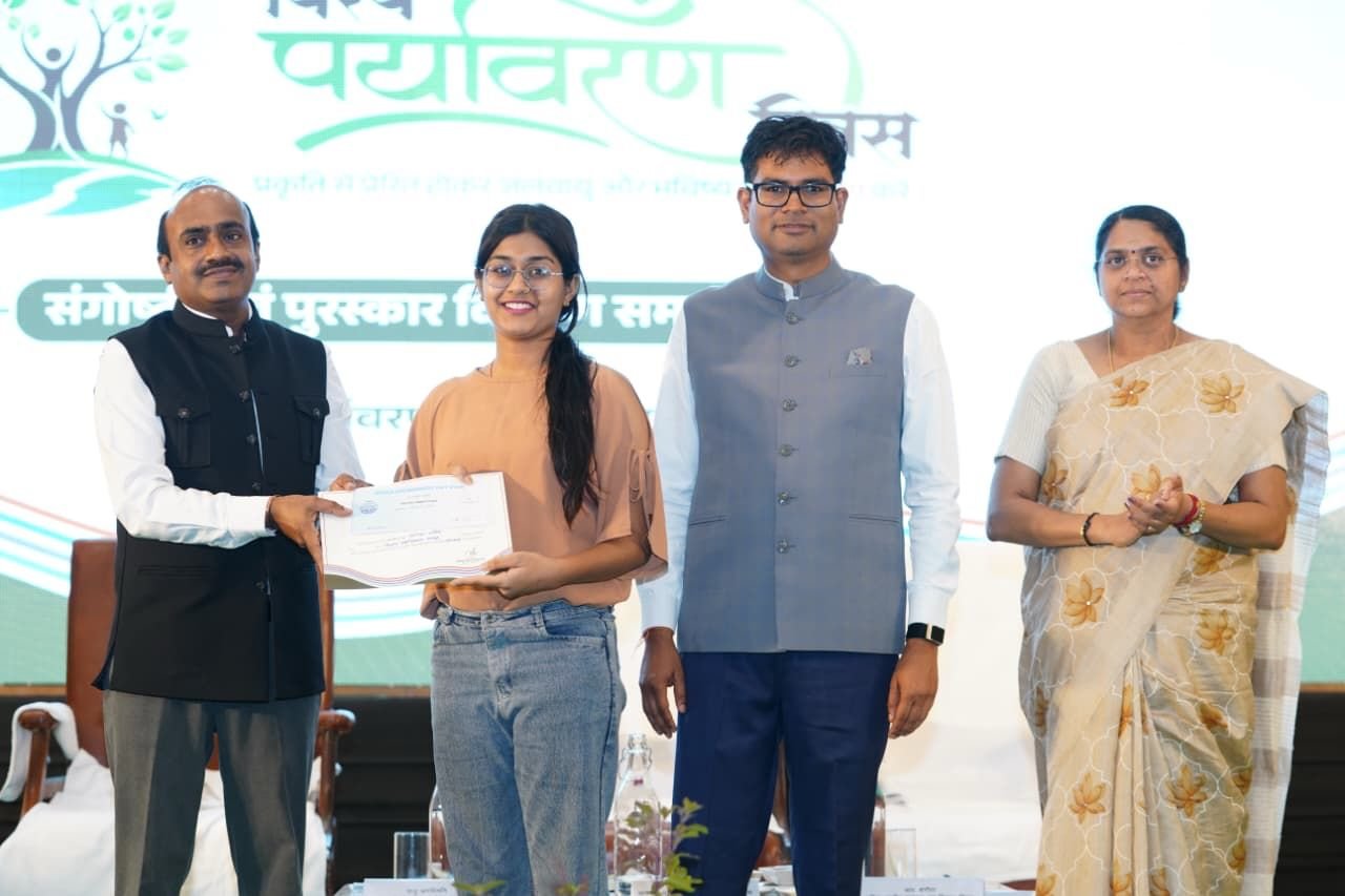 विश्व पर्यावरण दिवस पर आयोजित चित्रकला प्रतियोगिता के विजेताओं को मंत्री श्री ओ.पी. चौधरी ने किया सम्मानित