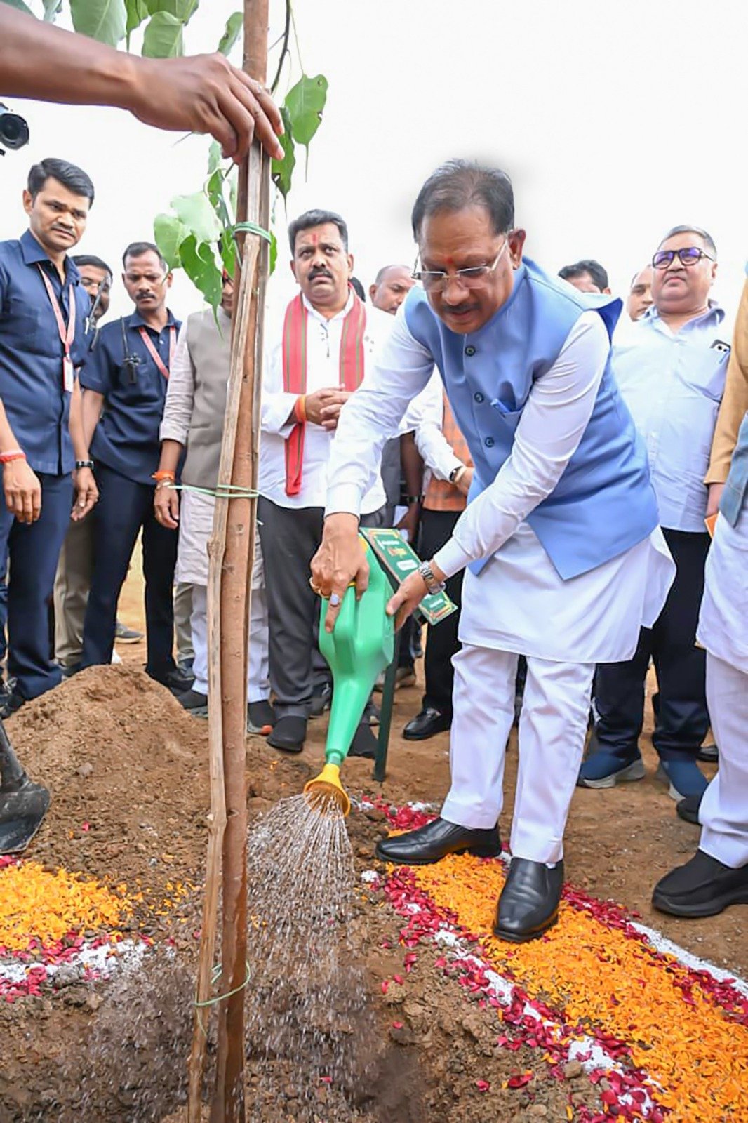 मुख्यमंत्री  विष्णुदेव साय ने अपनी माँ के नाम पर लगाया पीपल का पौधा, वन महोत्सव-2026 का हुआ शुभारंभ