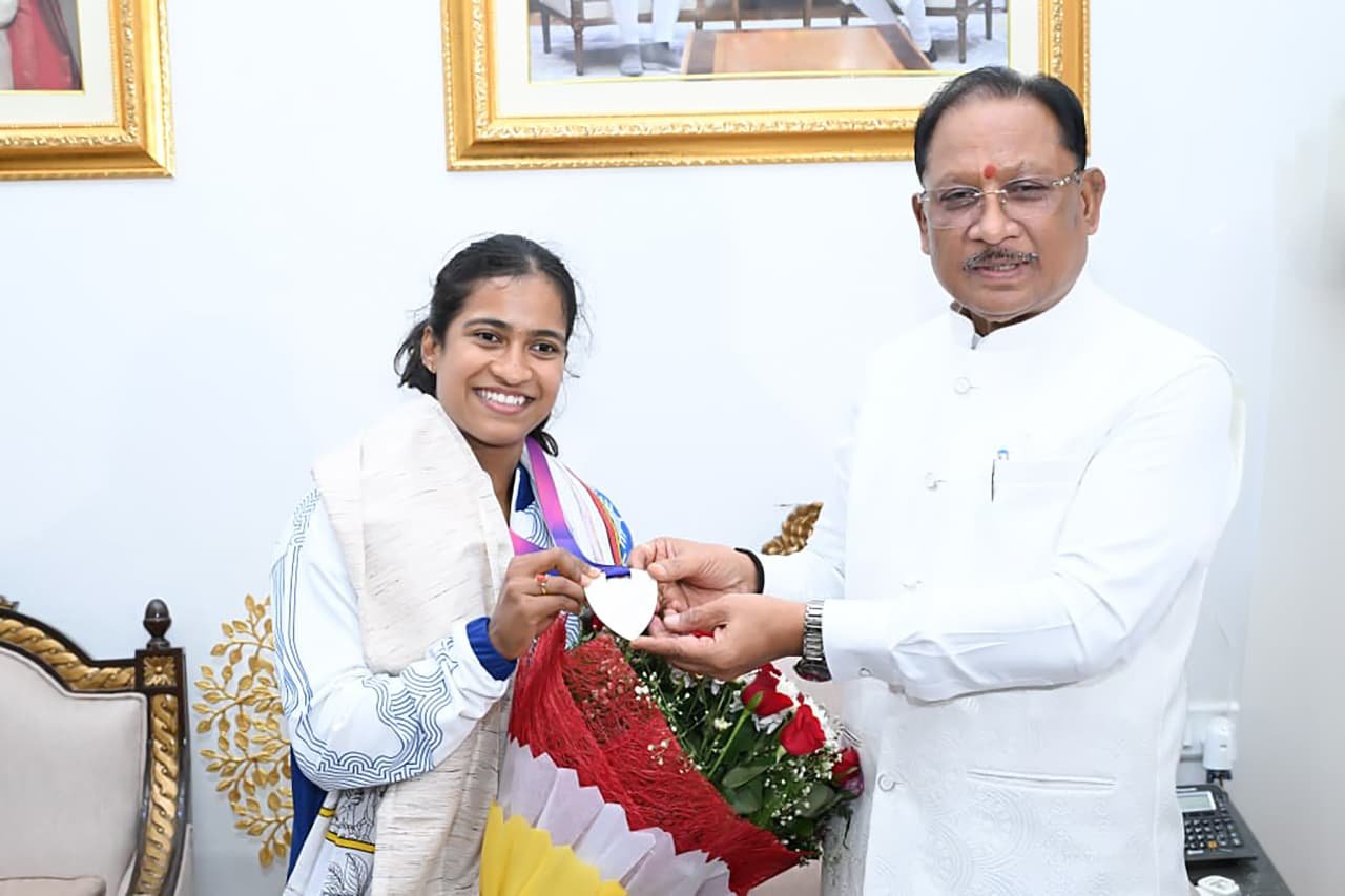 राष्ट्रमंडल खेलों की रजत पदक विजेता ज्ञानेश्वरी यादव का मुख्यमंत्री निवास में भव्य स्वागत