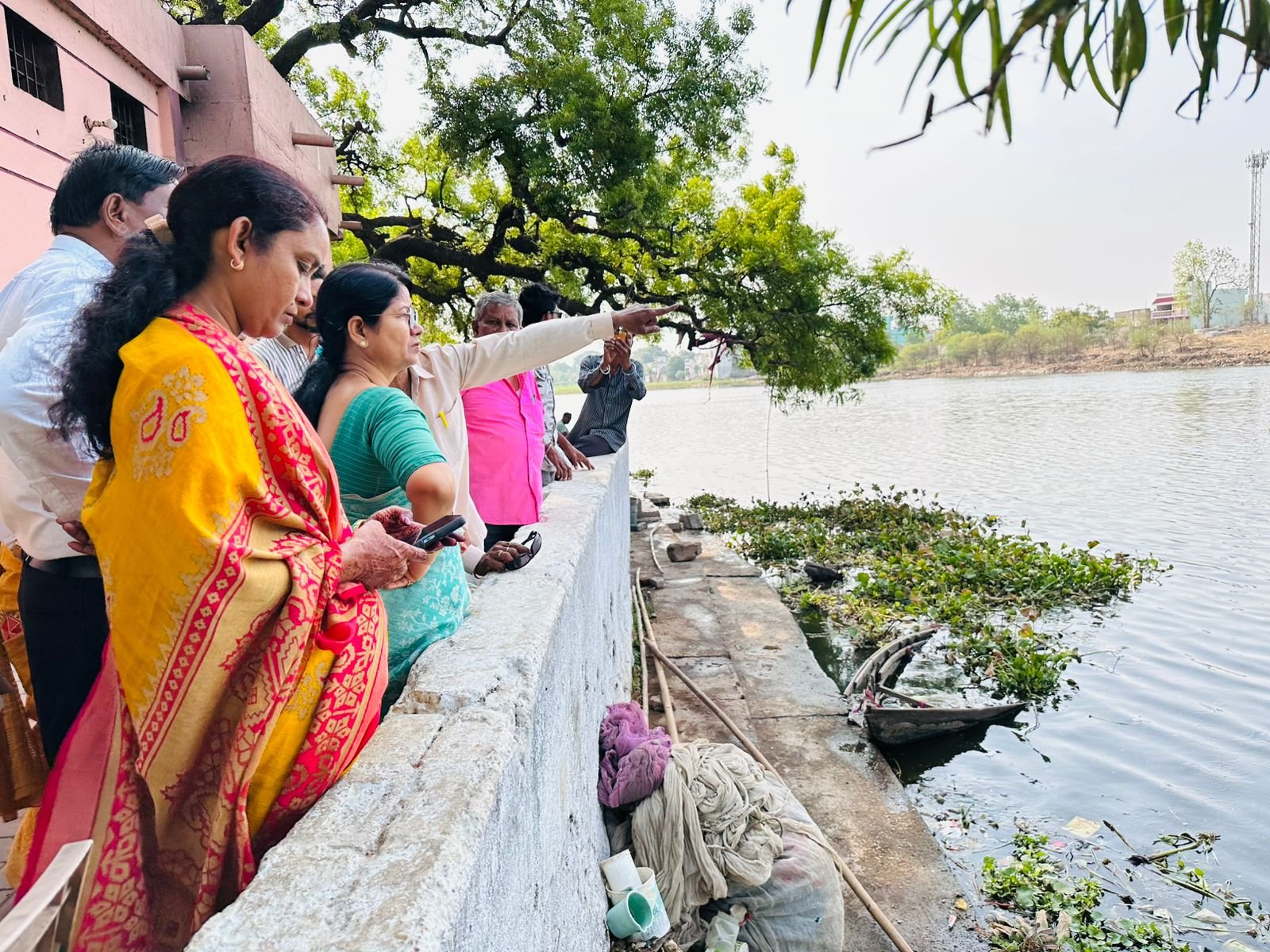 तालाब संरक्षण पर सख्ती: डोंगिया बांधा में जलकुंभी सफाई का महापौर ने किया औचक निरीक्षण