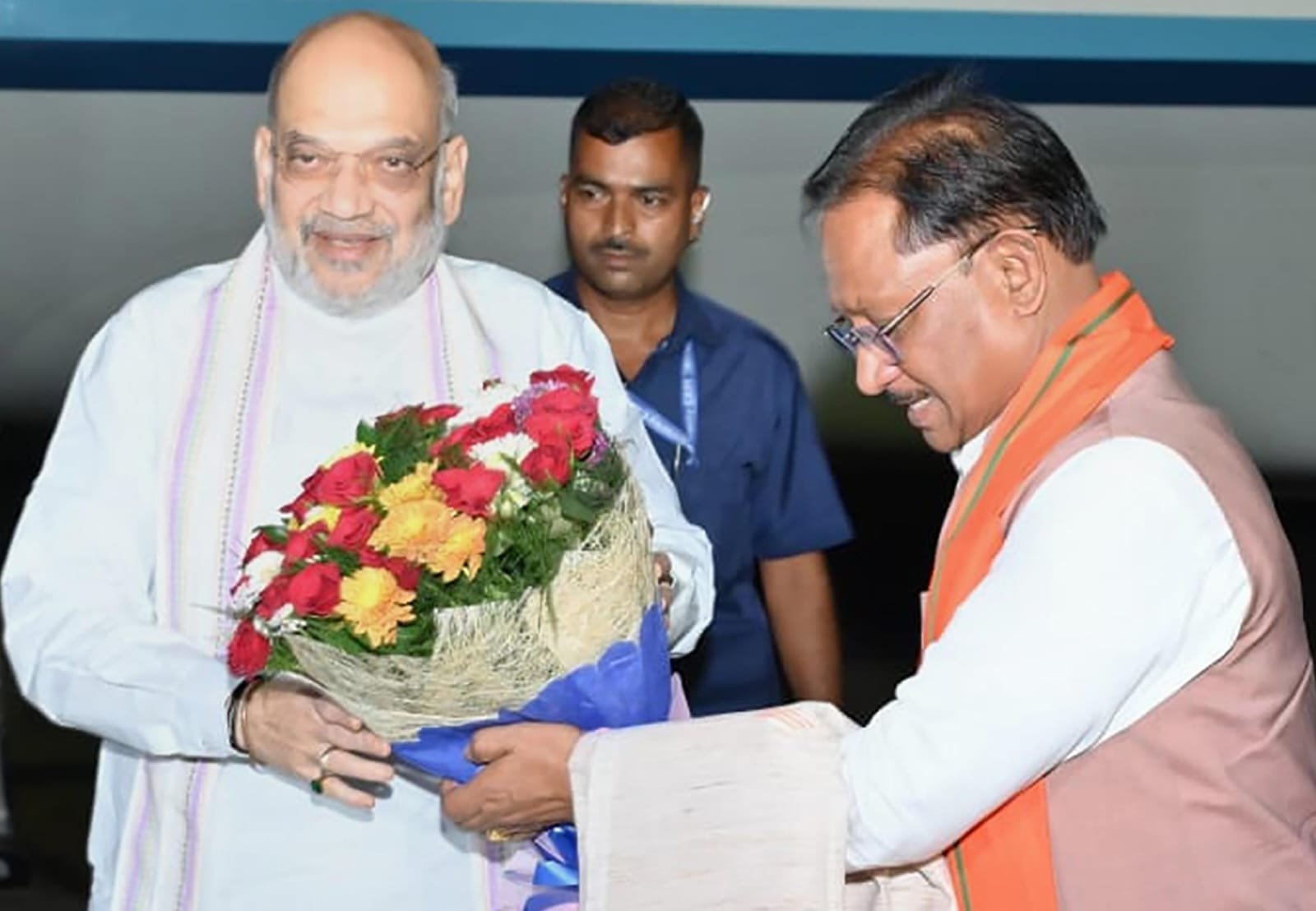 केंद्रीय गृह मंत्री श्री अमित शाह पहुंचे रायपुर: मुख्यमंत्री विष्णुदेव साय ने किया आत्मीय स्वागत