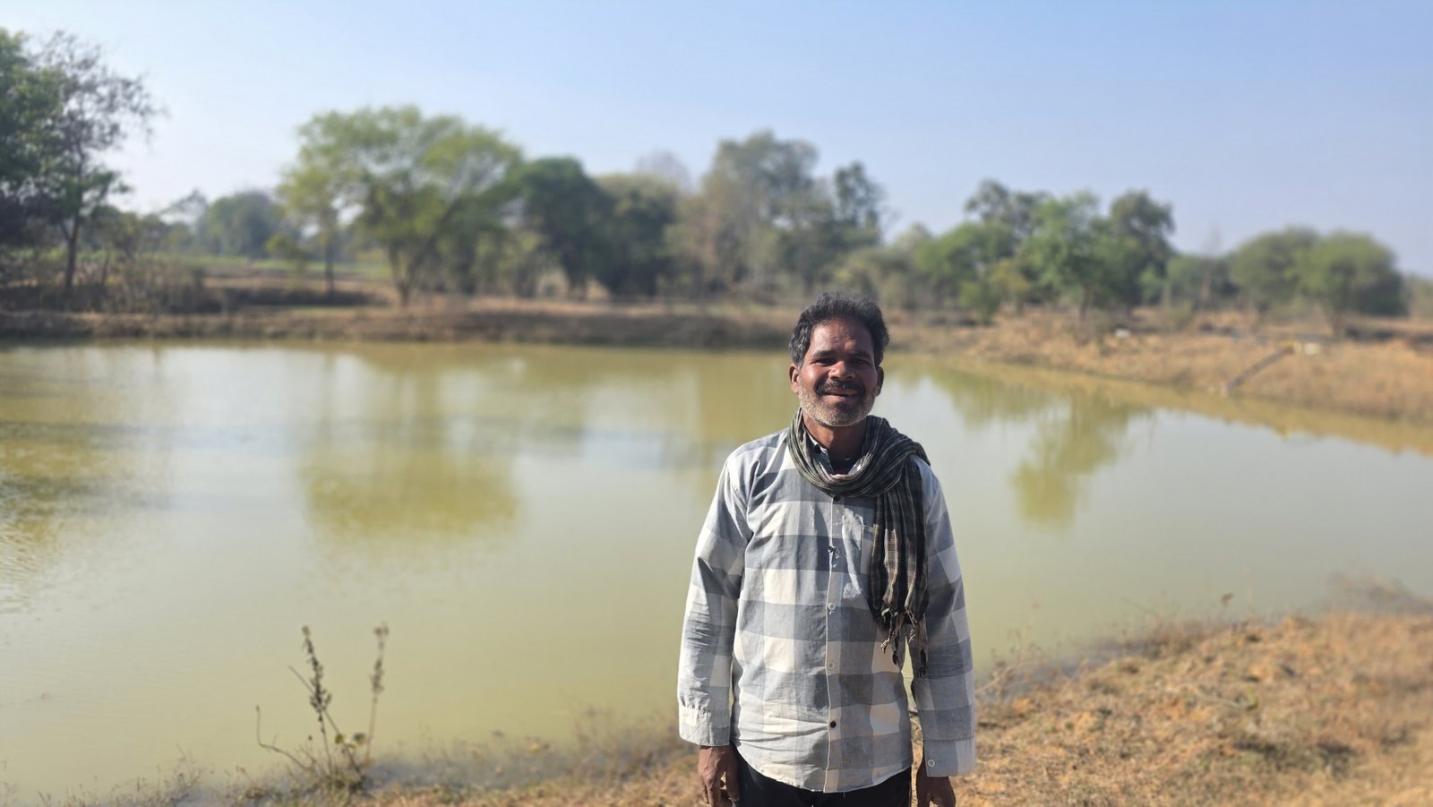 सेवा की कहानी: डबरी के गहरीकरण से बदली बाबूनाथ की खेती की तस्वीर, सब्जी उत्पादन और मछली पालन से बढ़े आजीविका के अवसर