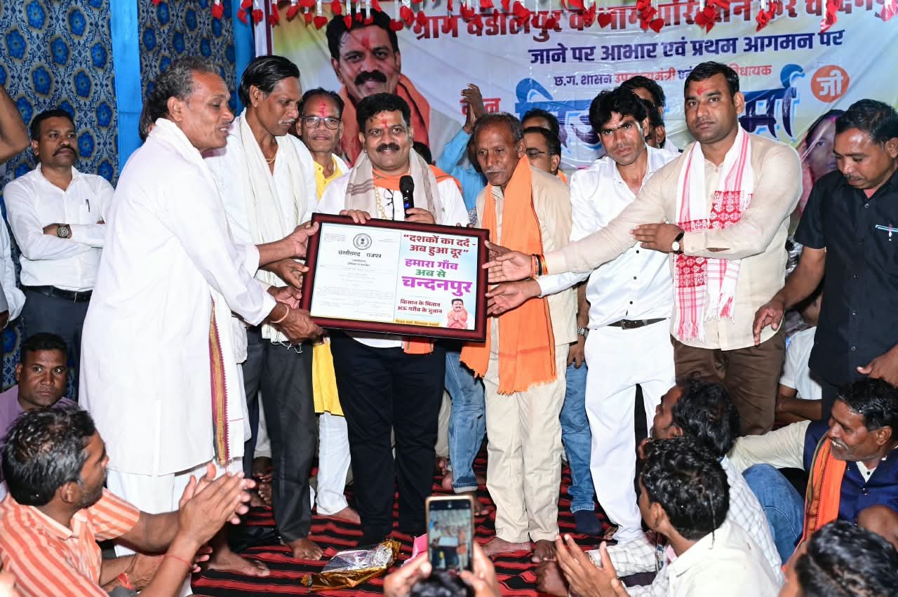वर्षों पुरानी मांग हुई पूरी, राजपत्र लेकर गांव पहुंचे उप मुख्यमंत्री विजय शर्मा, चंदनपुर को मिली नई पहचान