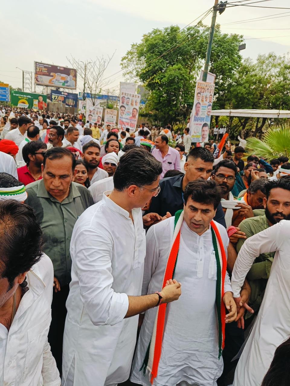 विधानसभा घेराव में कांग्रेस का शक्ति प्रदर्शन, दुर्ग से सैकड़ों कार्यकर्ता रायपुर पहुंचे