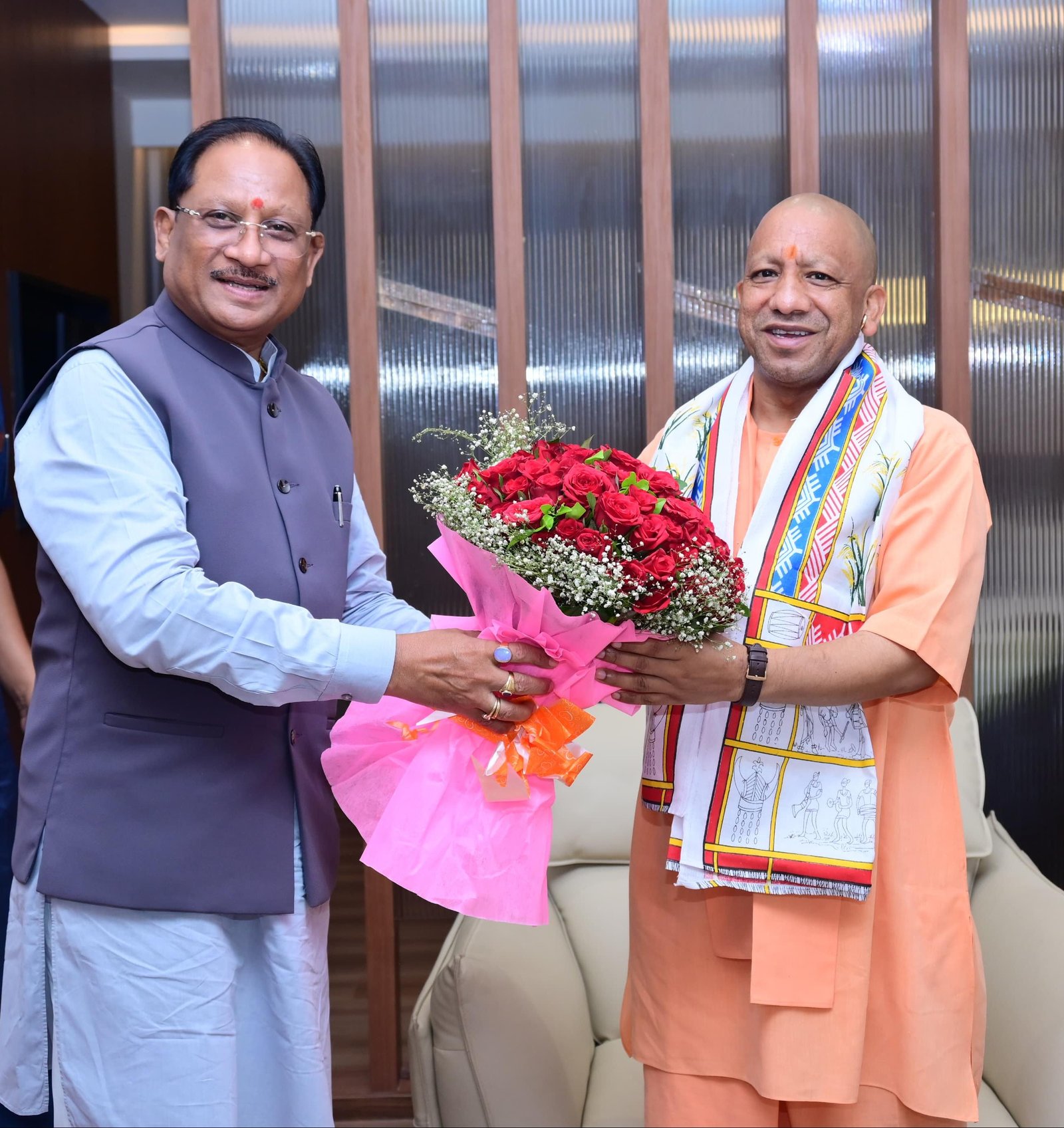 Chief Minister Shri Vishnu Deo Sai accords warm welcome to Uttar Pradesh Chief Minister Shri Yogi Adityanath