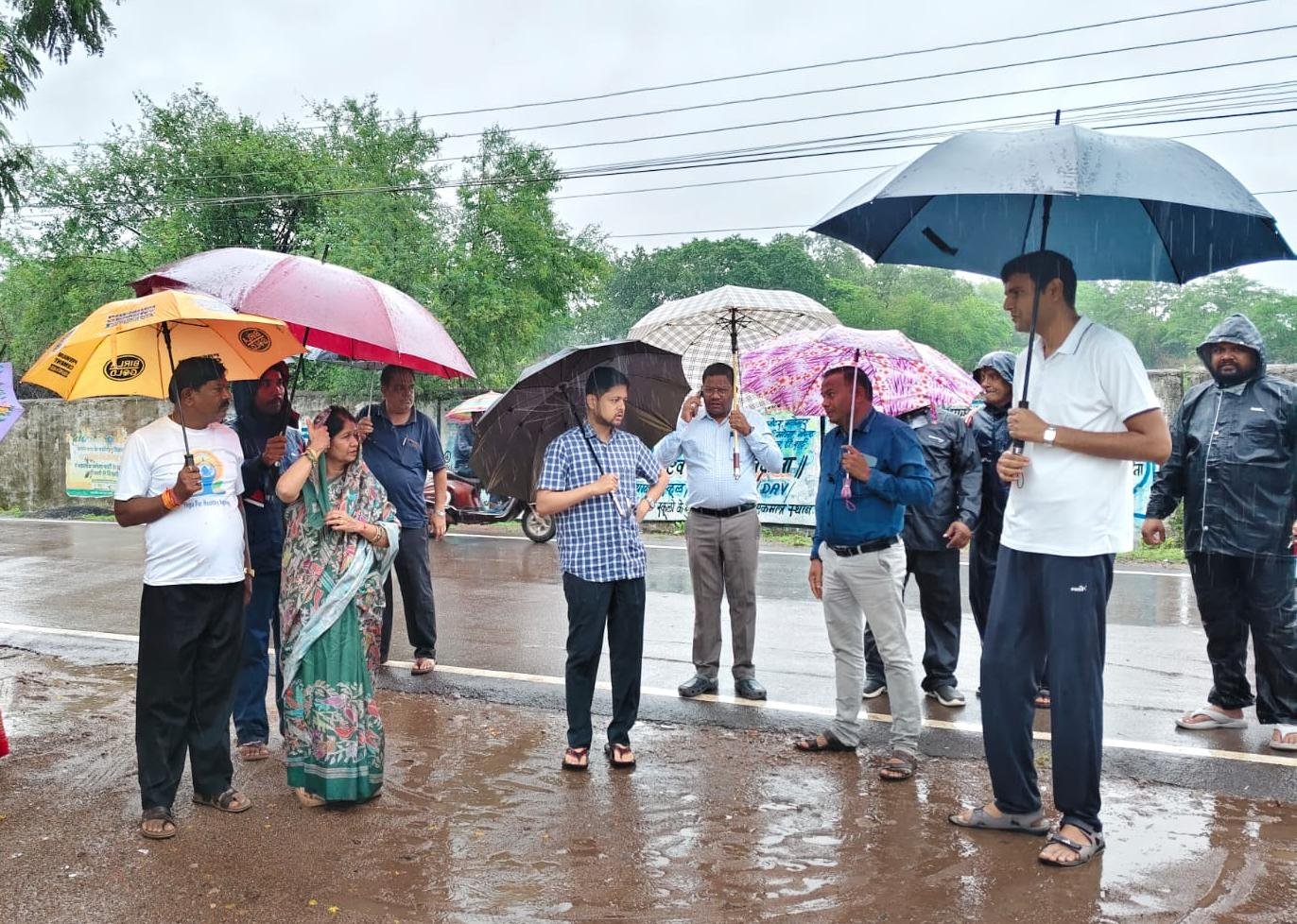 बारिश के बीच छाता लेकर सड़कों पर उतरे महापौर, कलेक्टर व आयुक्त, चार वार्डों का किया निरीक्षण