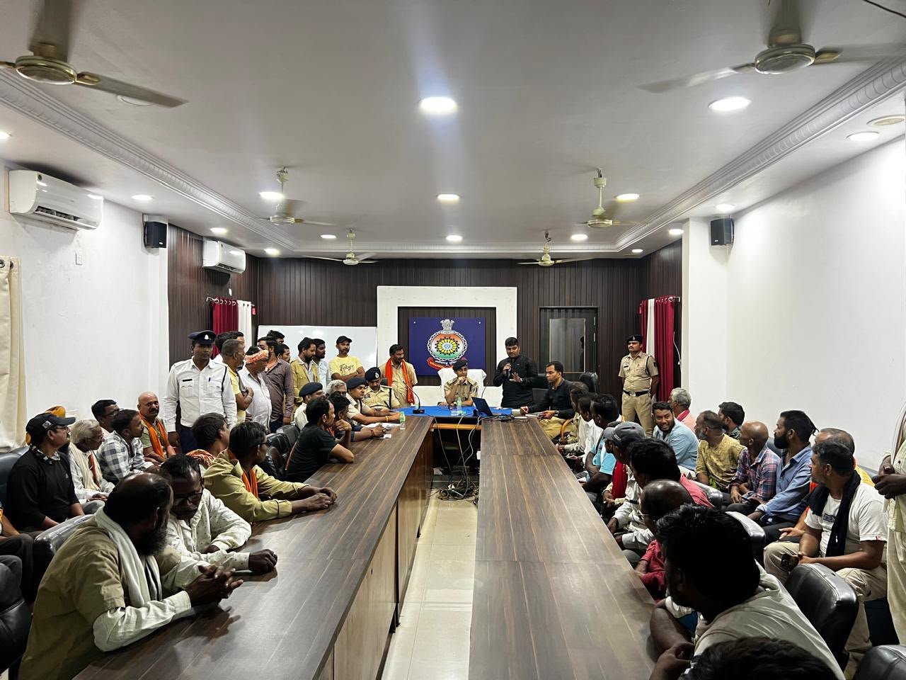 पुलिस नियंत्रण कक्ष में आज दिनांक को ऑटो एवं ई-रिक्शा चालकों के रजिस्ट्रेशन एवं QR कोड जारी करने की प्रक्रिया का डेमो दिया गया