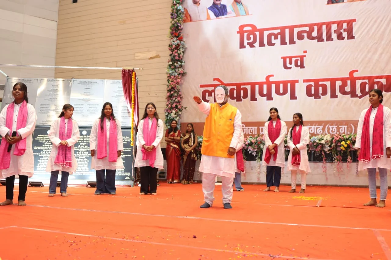 नमो सेवा-अनकही कहानियां : छात्रों ने प्रधानमंत्री नरेन्द्र मोदी के 25 वर्षों की सेवा यात्रा का किया मंचन