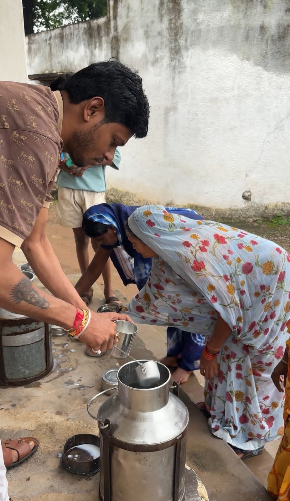 कमरछठ पर्व पर सरपंच ने बांटा दूध-दही, महिलाओं ने की सराहना