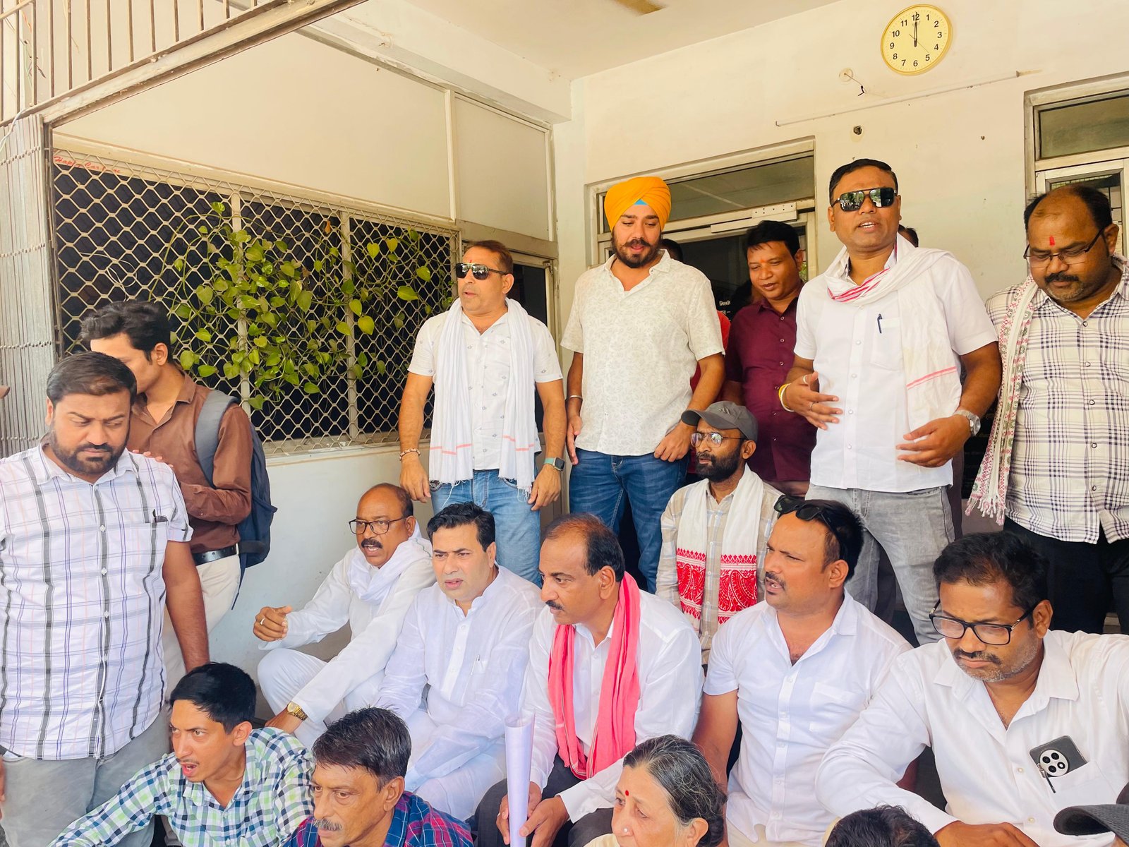 जिला कांग्रेस अध्यक्ष धीरज बाकलीवाल के नेतृत्व में कांग्रेसियों ने किया आरटीओ कार्यालय का घेराव
