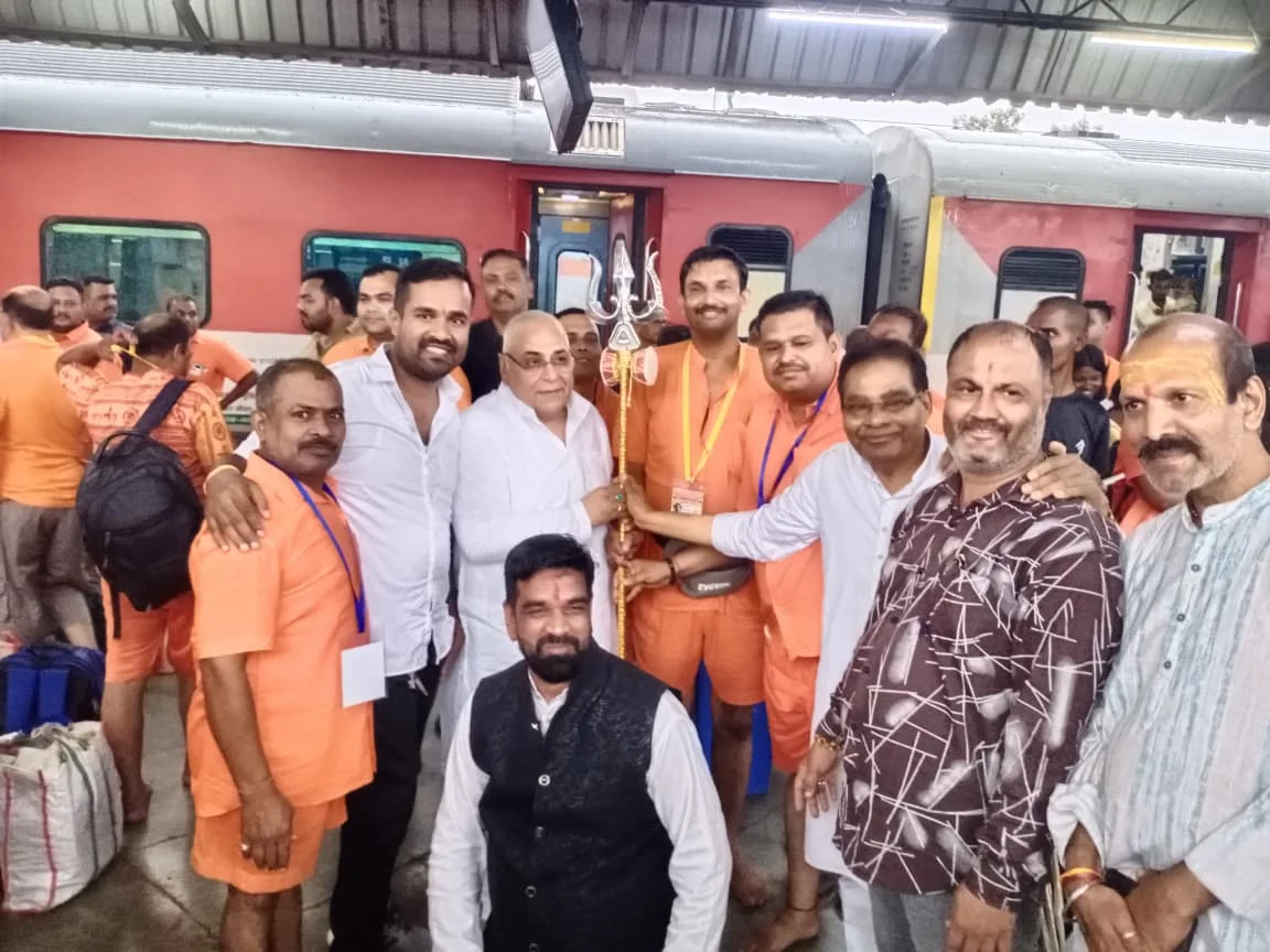 देवघर रवाना हुए 300 कांवड़ियों का अरुण वोरा ने किया अभिनंदन, दी मंगलमय यात्रा की शुभकामनाएं