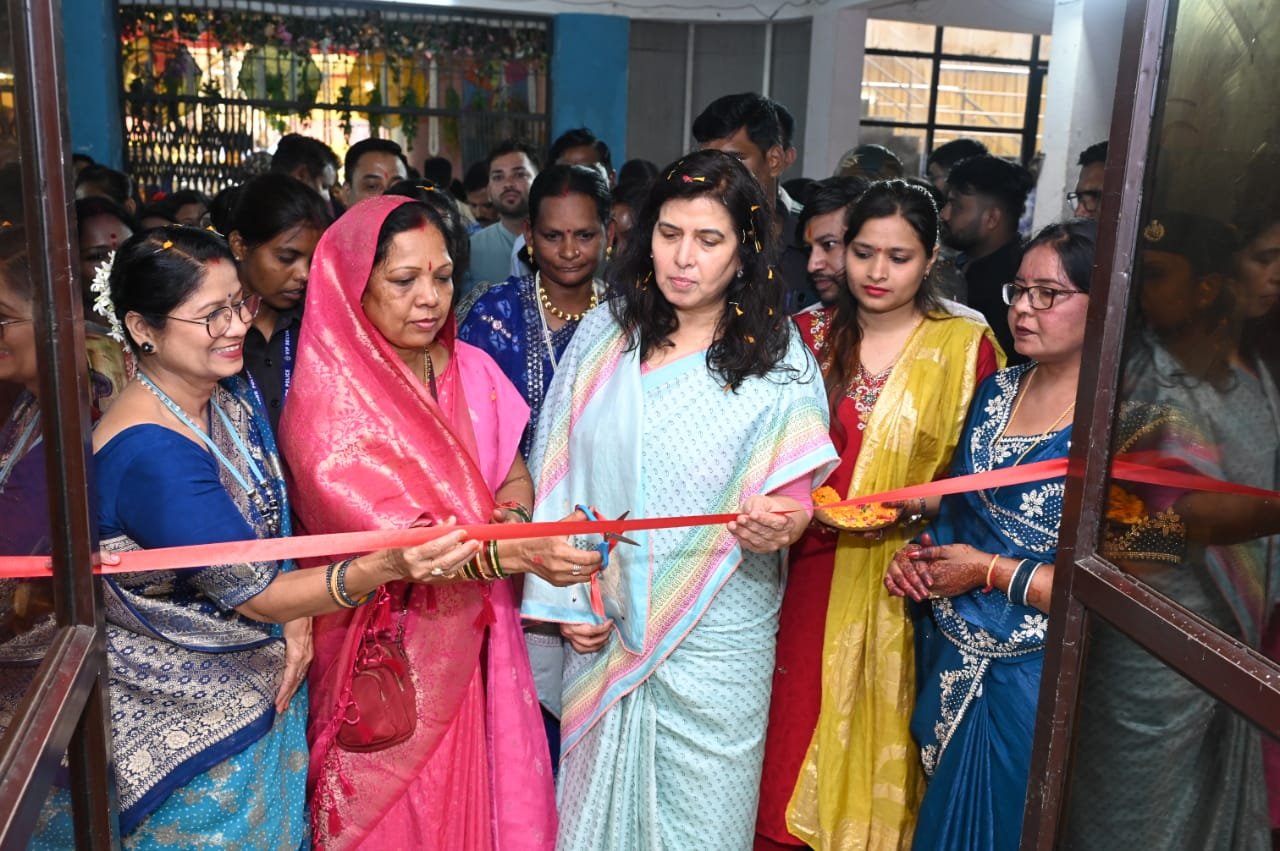 रिमझिम सावन मेला के शुभारंभ में सीएम की धर्मपत्नी कौशल्या देवी साय एवं डॉ. सरोज पाण्डेय हुईं शामिल, सावन झूले का लिया आनंद