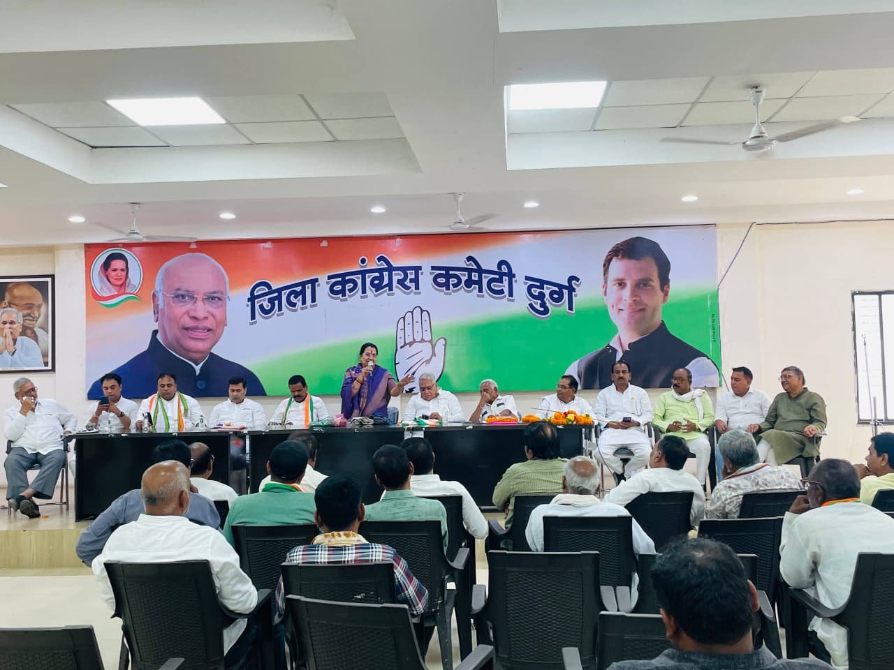 बूथ कमेटी शीघ्र बनाकर कार्यकता कांग्रेस के रीति-नीति सिद्धांतों को आम जनता तक पहुंचाएं: सीमा वर्मा